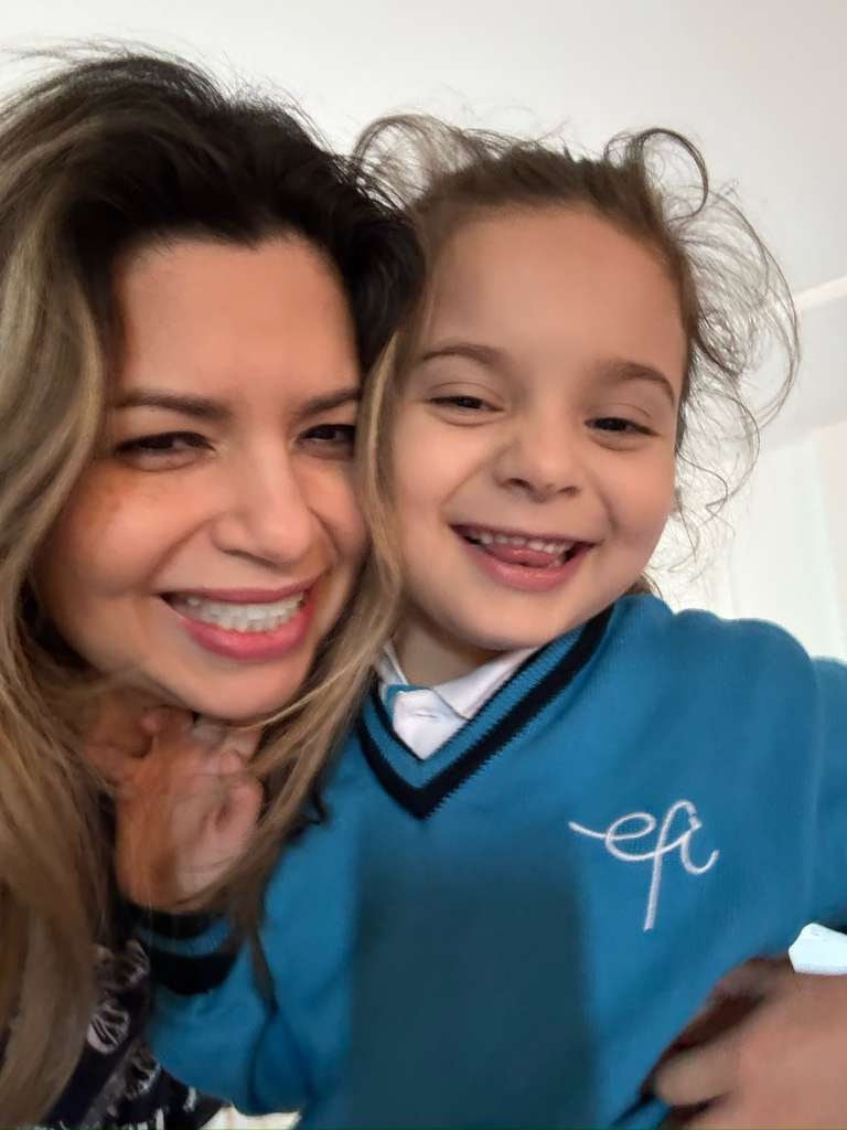 Liss y Charlie sonriendo juntas